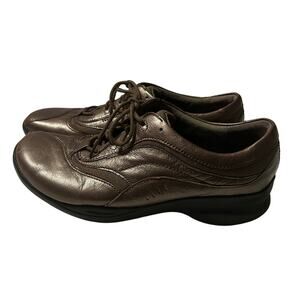 Women’s Clark’s in motion leather gold lace up
Shoes size 8.5